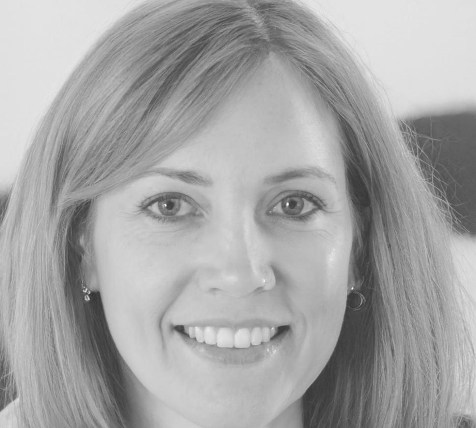 Retrato de instructora especializada en análisis financiero